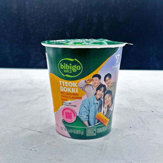 (Bibigo) Instant Tteokbokki Cup Cheese Flavour 125g – Seventeen Edition - Che Gourmet
