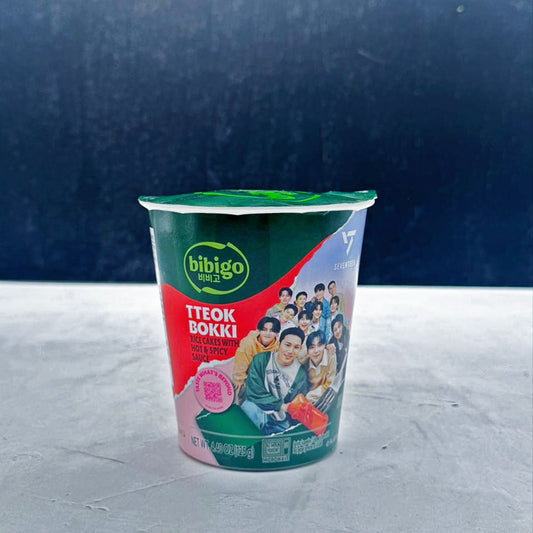 (Bibigo) Instant Tteokbokki Cup Hot & Spicy Flavour 125g – Seventeen Edition - Che Gourmet